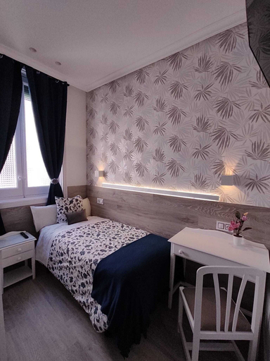 Bedroom 4, Hostal Alfaro, Madrid
