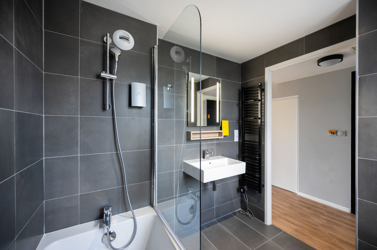 Bathroom 4, Staycity Aparthotels, Near Disneyland® Paris, Seine-et-Marne