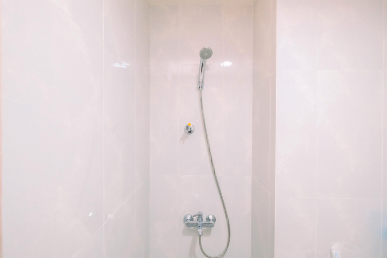 Bedroom 5, Simply Look Studio High Floor at Evenciio Margonda Apartment By Travelio, Depok