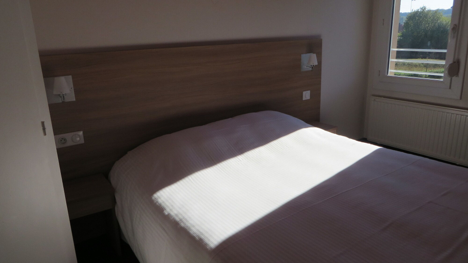 Bedroom 4, Brit Hotel Rouen Sud / Val De Reuil, Eure