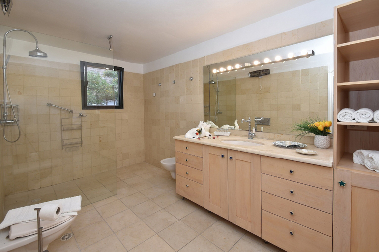 Bathroom 4, Galilee Magic Mansion