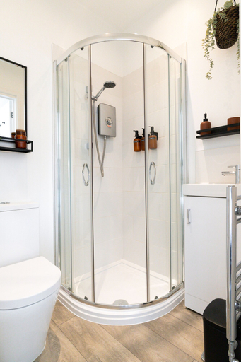 Bathroom 4, Crescent Apartments, Newport