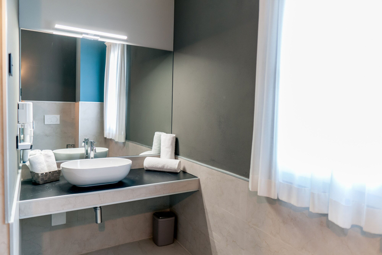 Bathroom 5, K Modern Hotel, Verona