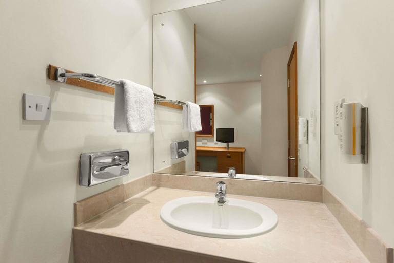 Bathroom 4, Days Inn by Wyndham Stevenage North, Hertfordshire