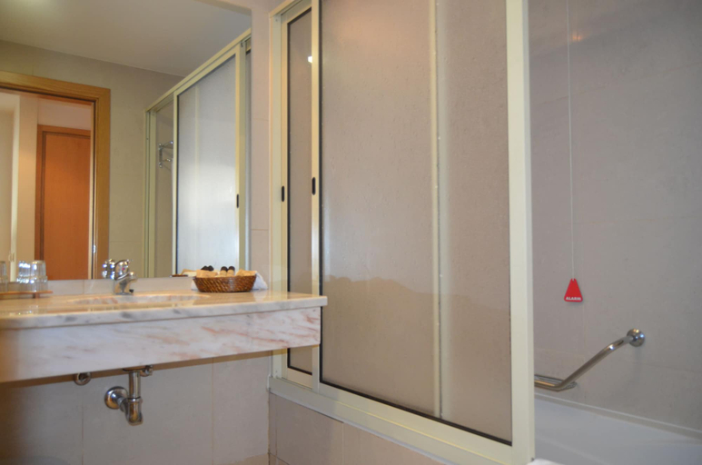 Bathroom 4, Madeira Bright Star Hotel, Funchal