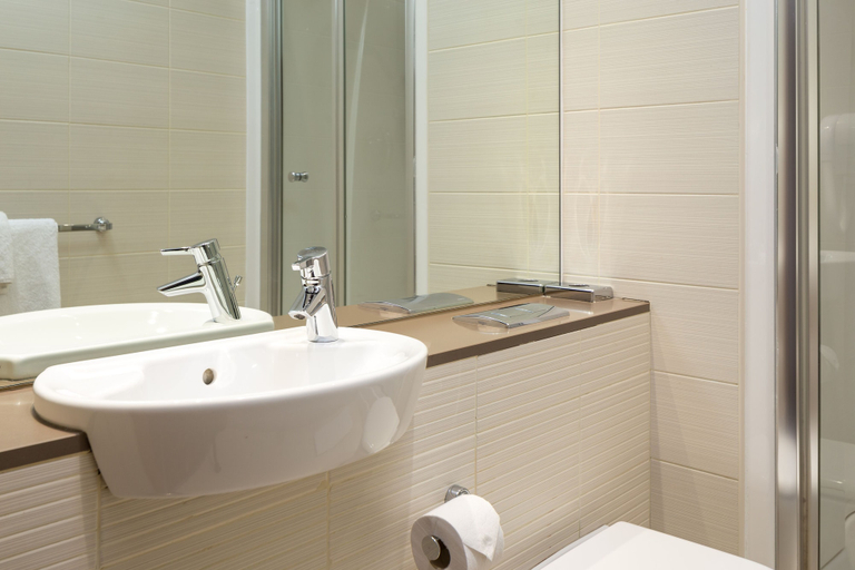 Bathroom 4, Roomzzz Leeds City West, Leeds