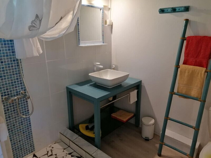 Bathroom 4, Le Parc aux Orchidées, Pointe-Noire