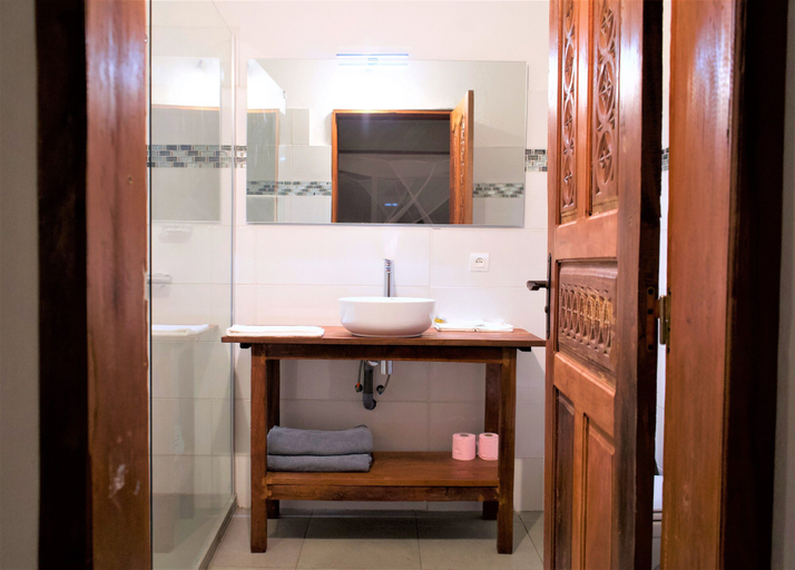 Bathroom 5, Al Camar Lodge