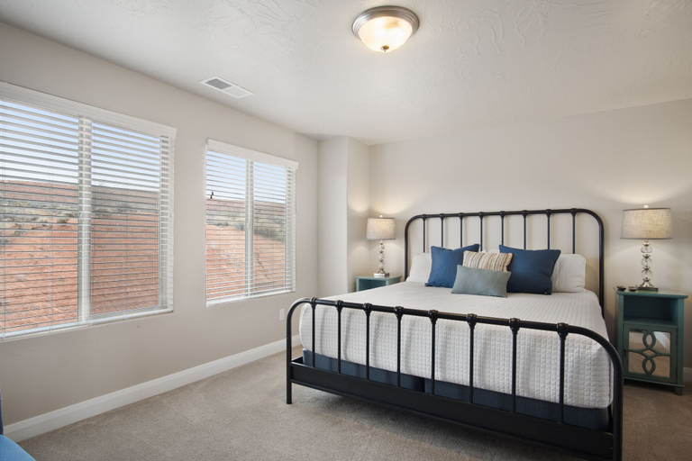 Bedroom 3, All Inn the Family, Washington