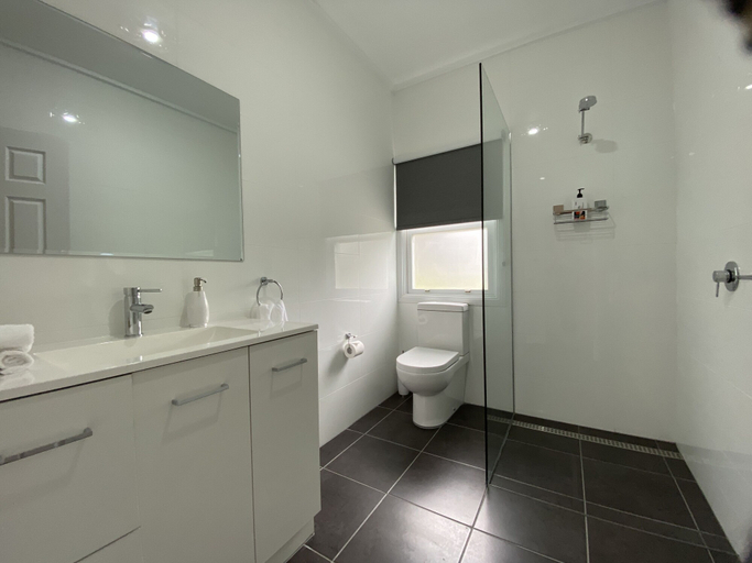 Bathroom 3, McCaffrey's Estate, Singleton