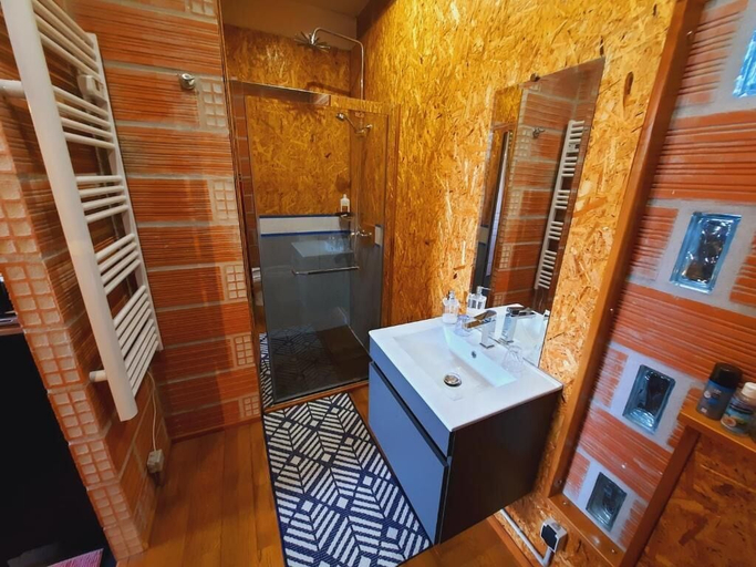 Bathroom 5, STUART LODGE, Cher