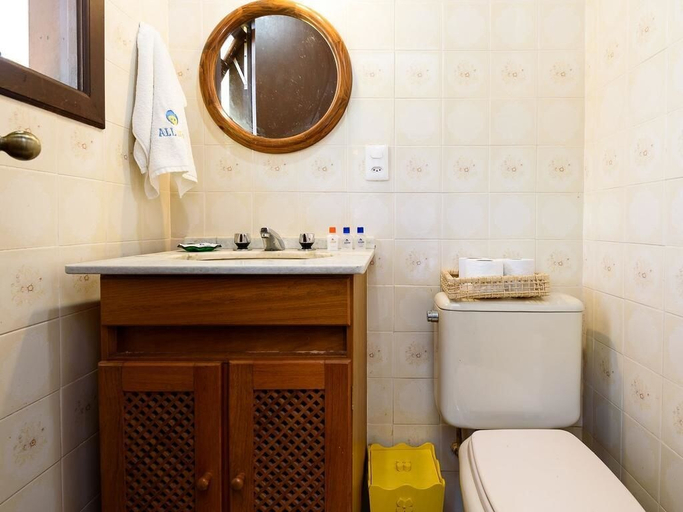 Bathroom 3, All in Rio - Casa com Área Gourmet e diarista, Petrópolis