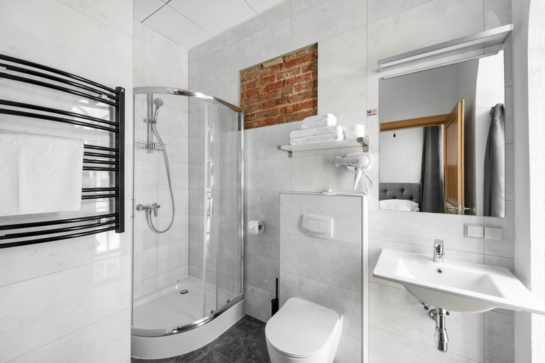 Bathroom 4, Piano Apartments, Kauno