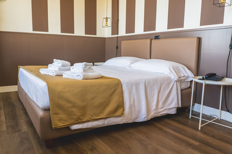 Bedroom 3, Hotel Continental, Reggio Di Calabria