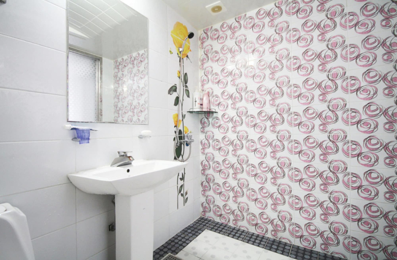 Bathroom 3, The Sharp Motel, Tongyeong