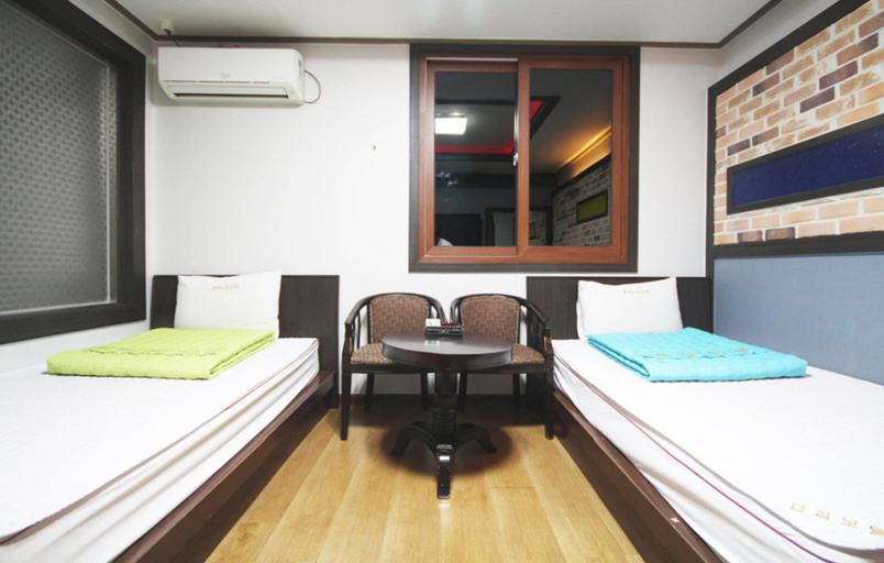 Bedroom 2, The Sharp Motel, Tongyeong