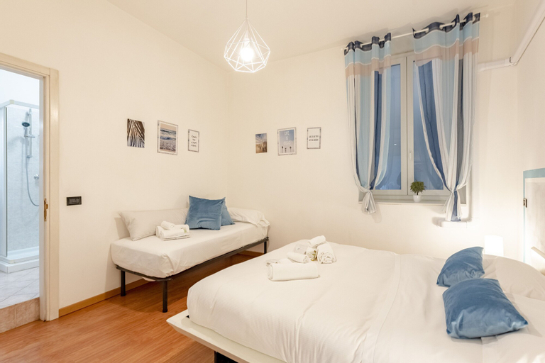 Bedroom 4, Mazzini 12, Genova