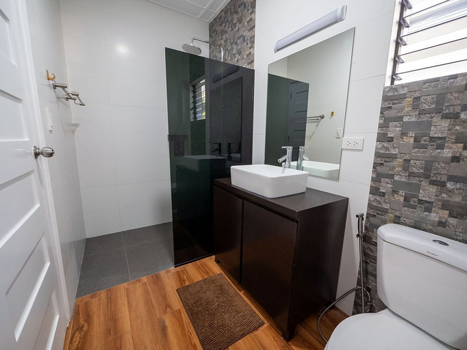 Bathroom 4, Aila Homestay, Panglao