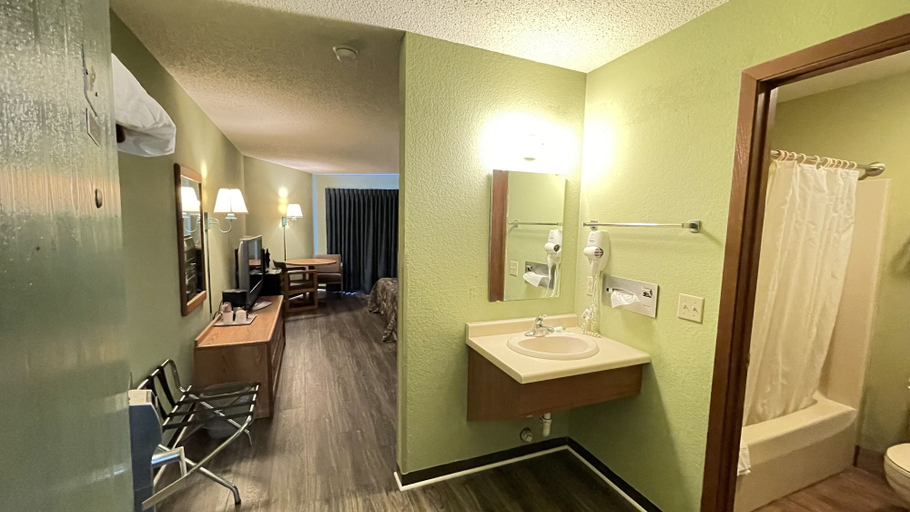 Bathroom 4, Harbor Lights Lodge, Kewaunee