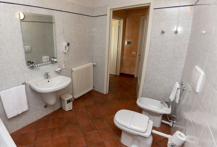 Bathroom 5, Albergo dell'Academia, Cuneo
