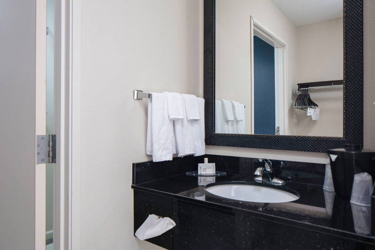 Bathroom 4, Fairfield Inn & Suites by Marriott - Jefferson City, Cole