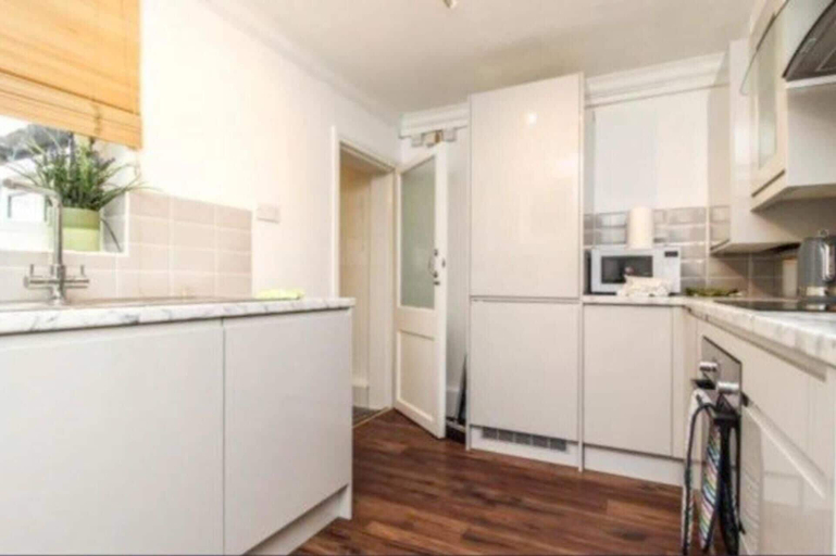Others 3, Charming 2-bed Apartment in Brentwood Free Parking, Essex