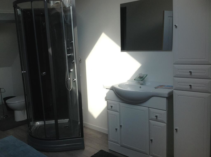 Bathroom 5, La Chaiserie, Nord