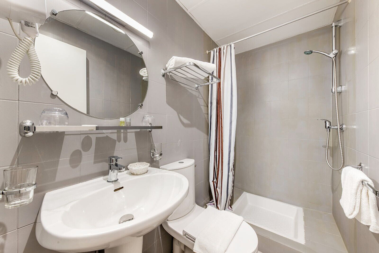 Bathroom 4, Crystal Hotel, Hauts-de-Seine