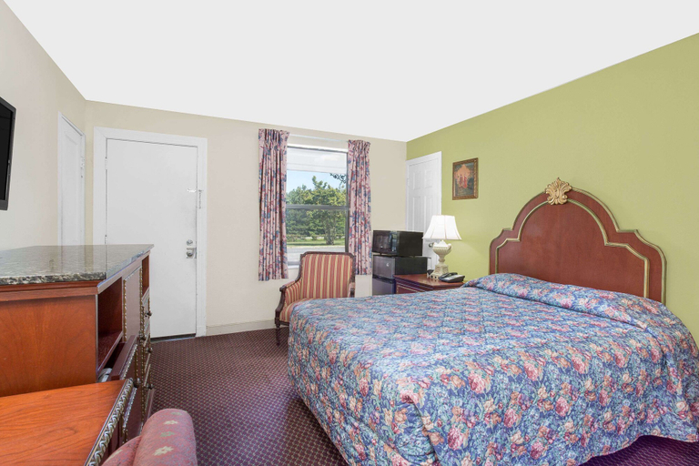 Bedroom 3, Knights Inn Emporia, Sussex