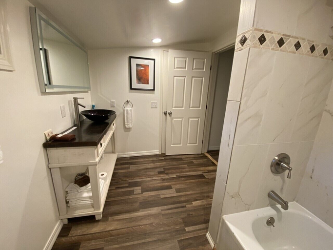 Bathroom 3, Strawhouse Resorts, Trinity