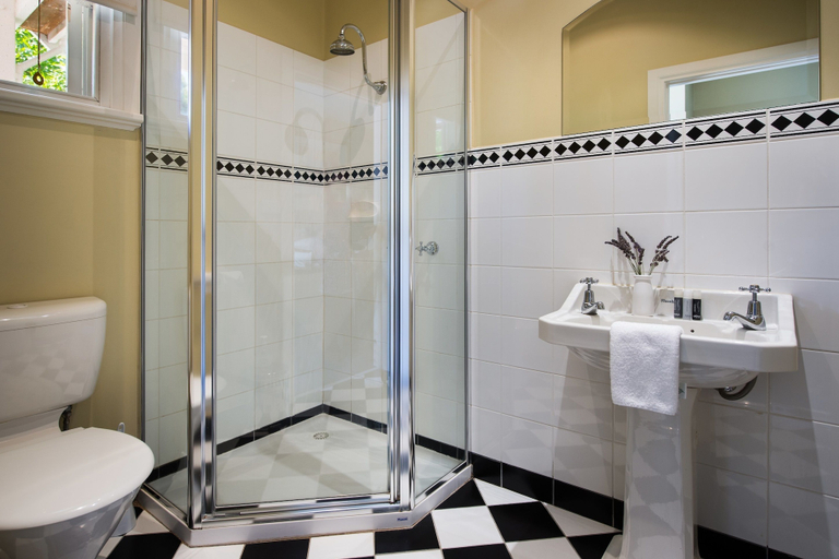 Bathroom 3, Mahala 2, Hepburn - East