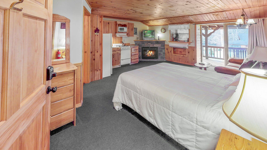 Bedroom 3, Rough Cut Lodge, Tioga