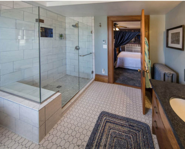 Bathroom 4, McConnell Inn, Green Lake