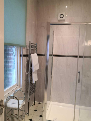 Bathroom 4, Pickwicks Guest House, Oxfordshire