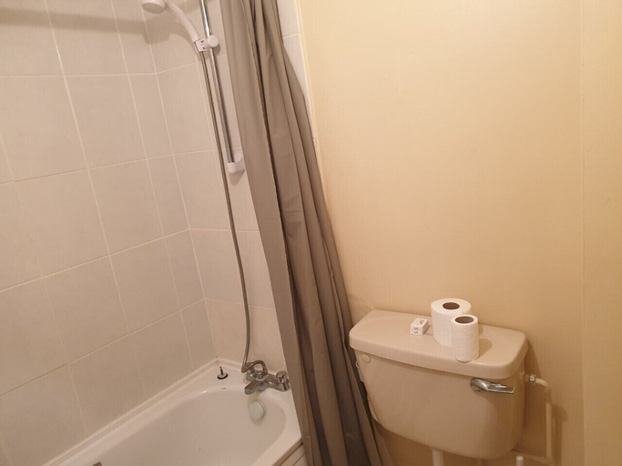 Bathroom 3, Elmhurst Hotel, Wokingham