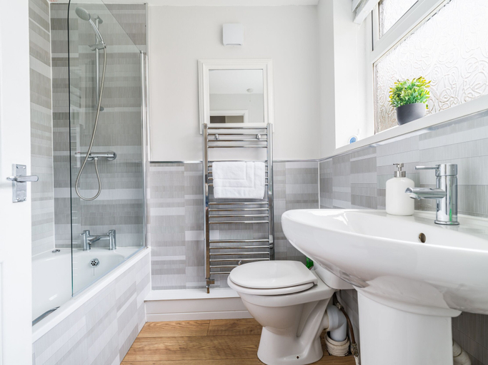 Bathroom, East House-sleeps 5-pet Friendly-garden-parking, Northumberland