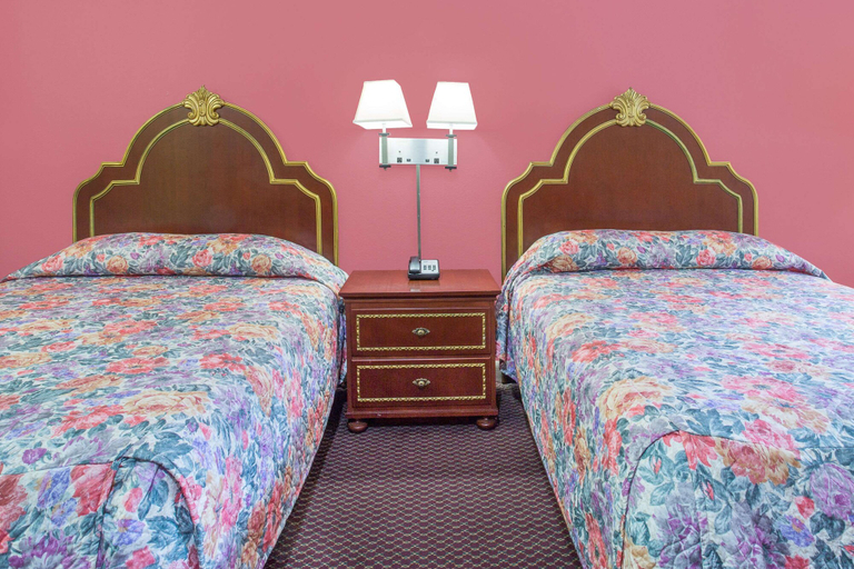 Bedroom 2, Knights Inn Emporia, Sussex