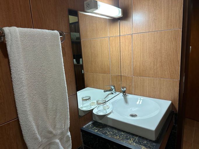 Bathroom 3, YaahoT Hotel, Mfoundi