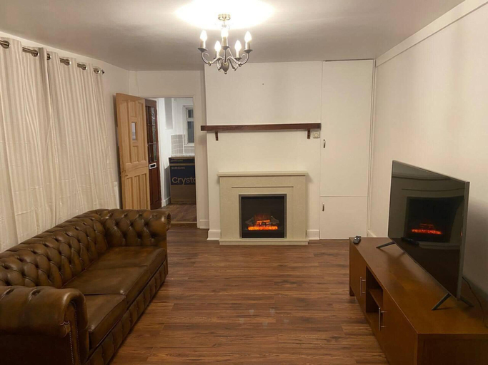 Others 4, Charming 2-bed Apartment in Brentwood Free Parking, Essex