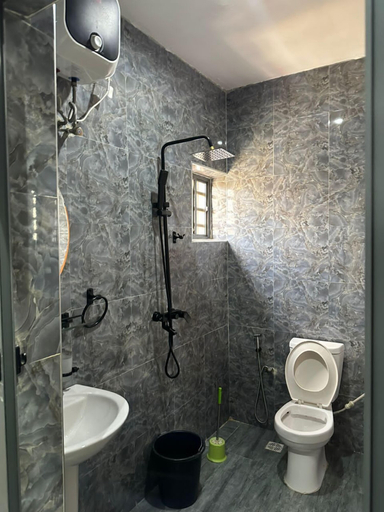 Bathroom, Mini Flat with Starlink Internet & Pool, Alimosho