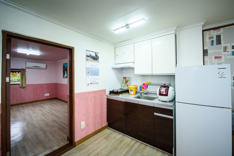 Others 4, Dalbit Maru Pension, Namhae