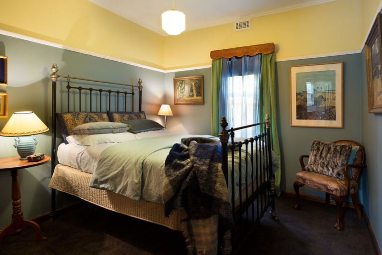 Bedroom 3, The Raglan, Hepburn - East