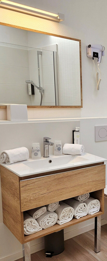 Bathroom 4, Hotel Du Port, Charente-Maritime