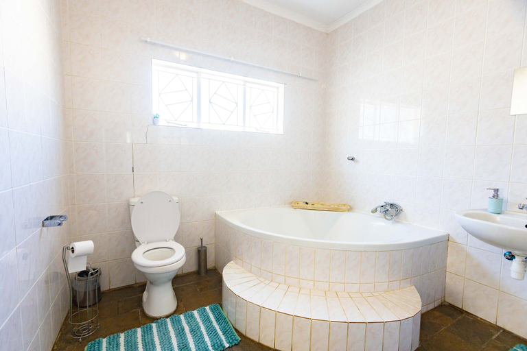 Bathroom 4, Kate's Nest Guesthouse, Windhoek West