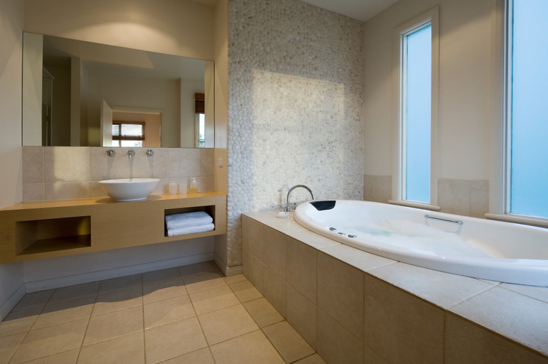 Bathroom 3, Queensberry Springs Villa 1, Hepburn - East
