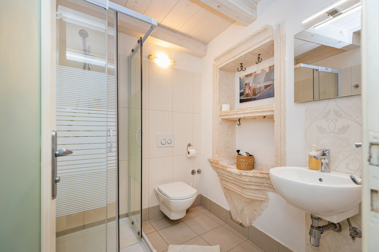 Bathroom 3, Rafael rooms and apartments by DuHomes, Dubrovnik
