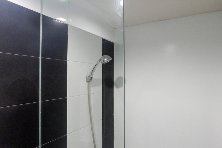 Bathroom 5, Classic Modern Studio Room Apartment at The Square Surabaya By Travelio, Surabaya