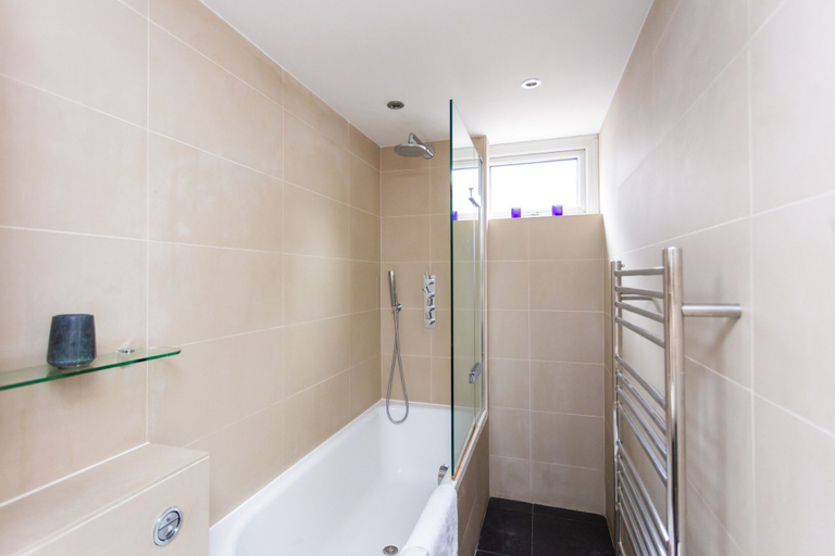 Bathroom 3, Spacious Central 3 Bedroom Apartment in Old Street, London