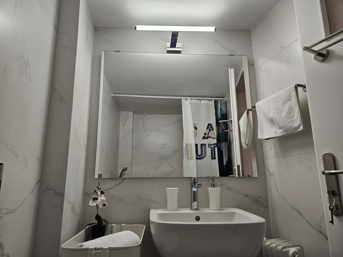 Bathroom, F23, Attica
