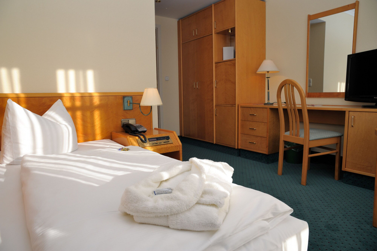 Bedroom 2, Park Hotel Fasanerie Neustrelitz, Mecklenburgische Seenplatte